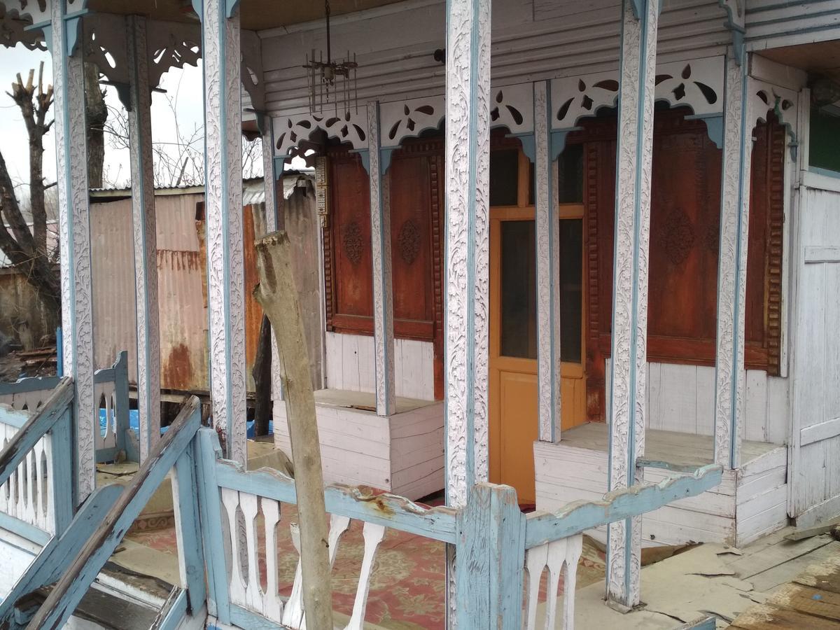 Houseboat Shamus Maqbool Hotel Srinagar  Exterior photo